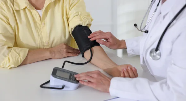 Huyết Áp 140/90 Có Phải Uống Thuốc Không? Cùng Bác Sĩ Tim Mạch Giải Đáp
